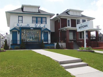 Hitsville-with-new-sign-2